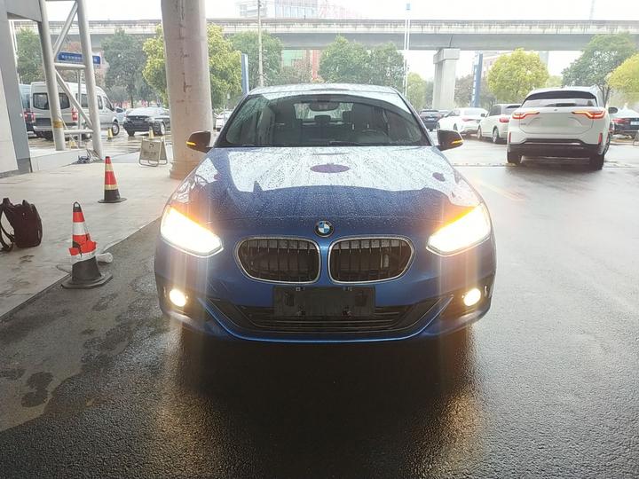 1 Series 2018 118i Sport photo 2