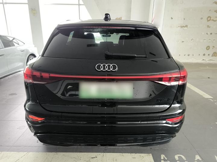 Q6L e-tron 2026 Pilot photo 3