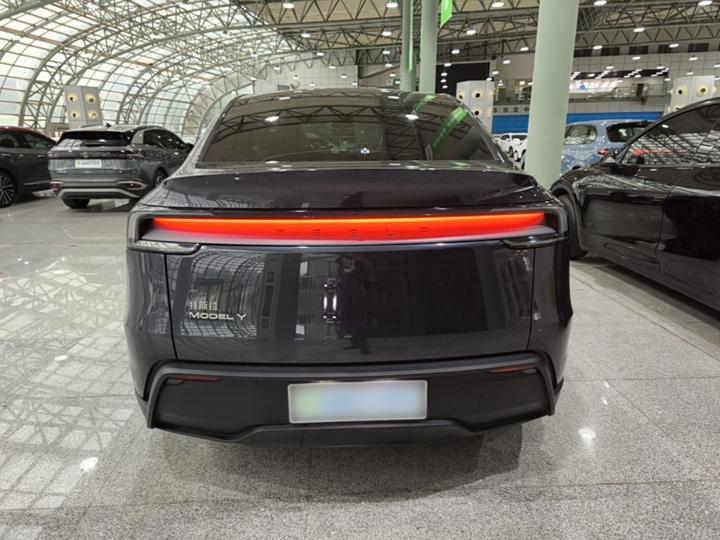 Model Y 2025 RWD Launch Edition photo 3