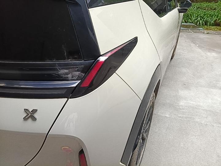 X 2023 RWD ME 5-Seater photo 7