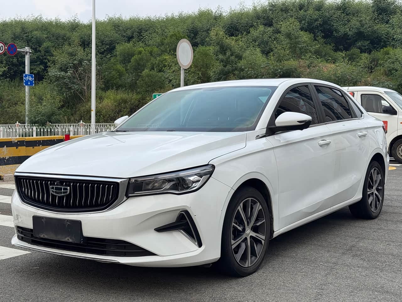 Emgrand 2023 4 Champion 1.5L CVT Luxury