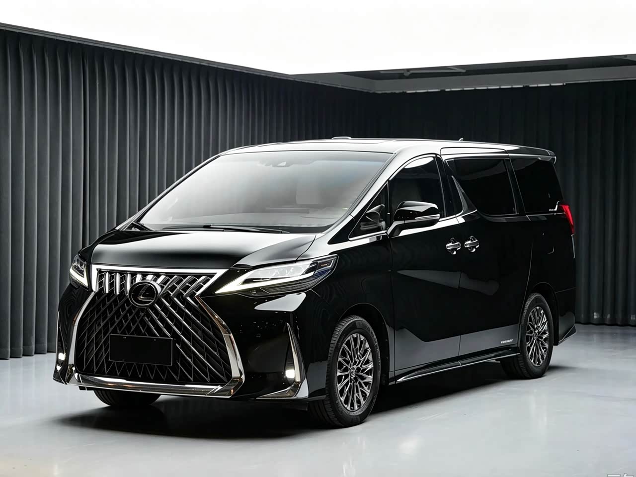 LM 2020 300h 7-Seater