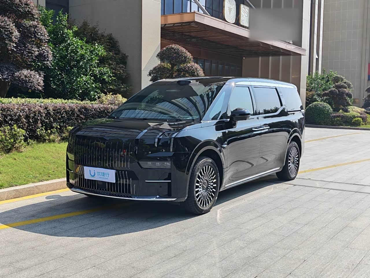 009 2024 6-Seater Executive AWD 108kWh