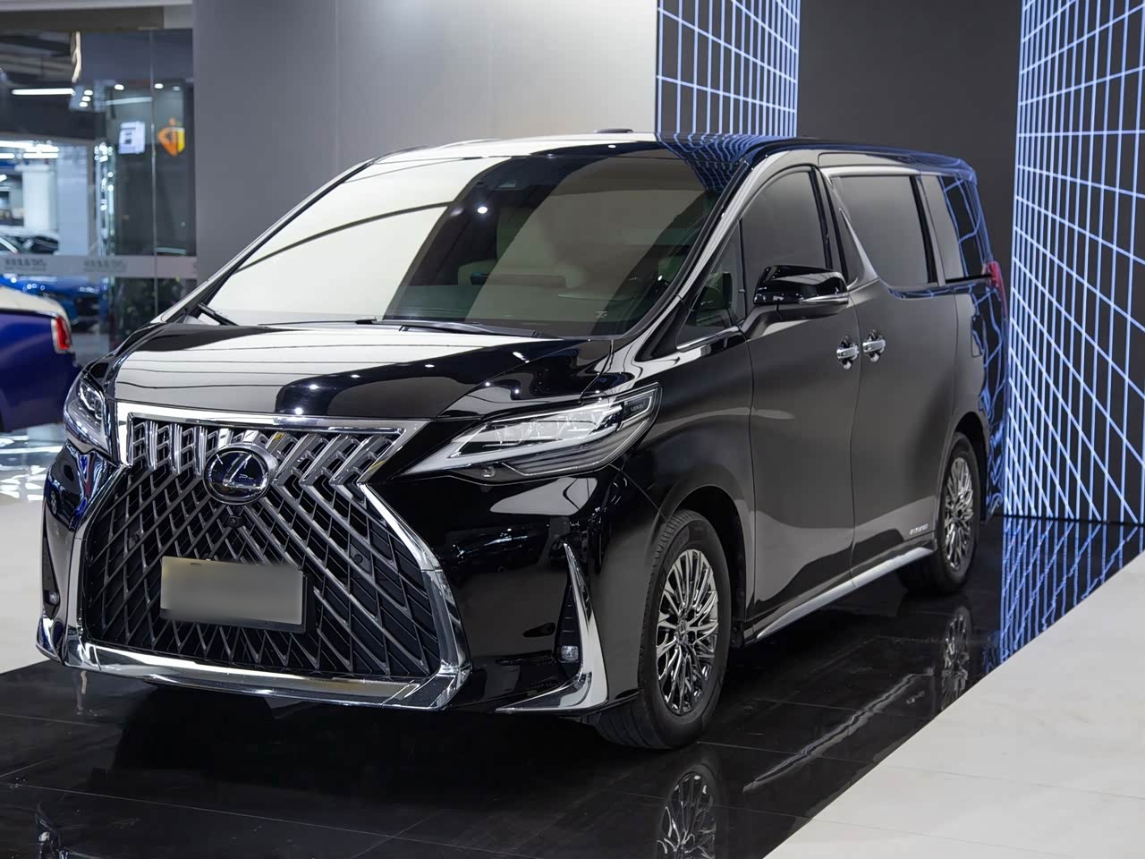 LM 2020 300h 4-Seater Royal
