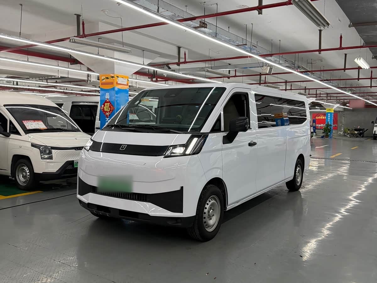 V 2025 V8E - Smart Premium 350km