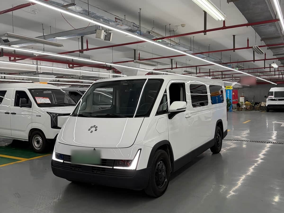 2025 + Long Wheelbase 66.67KWh