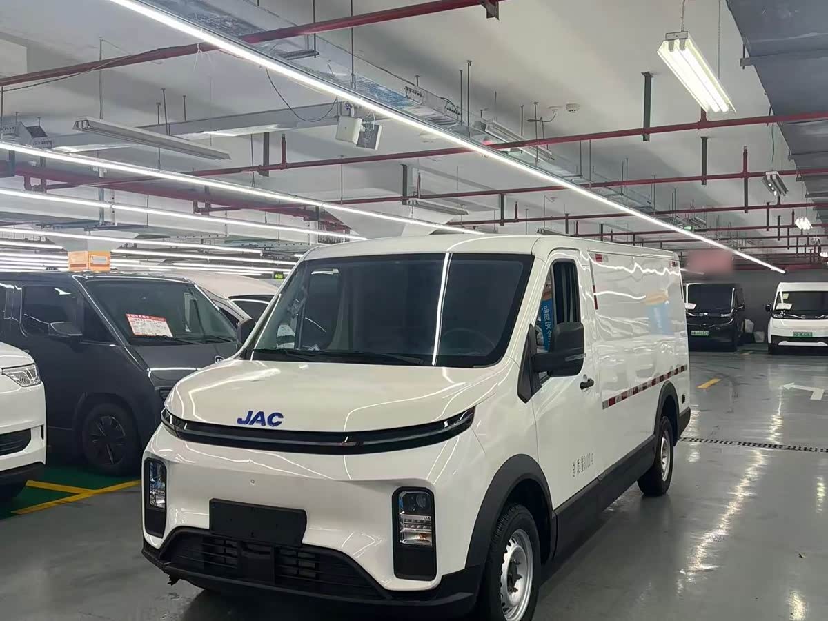 Van 2024 V8 Explorer