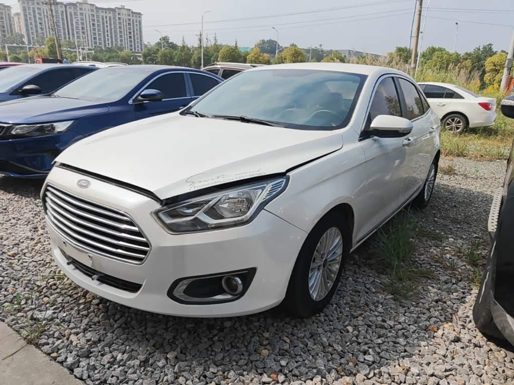 Escort 2015 1.5L AT Comfort