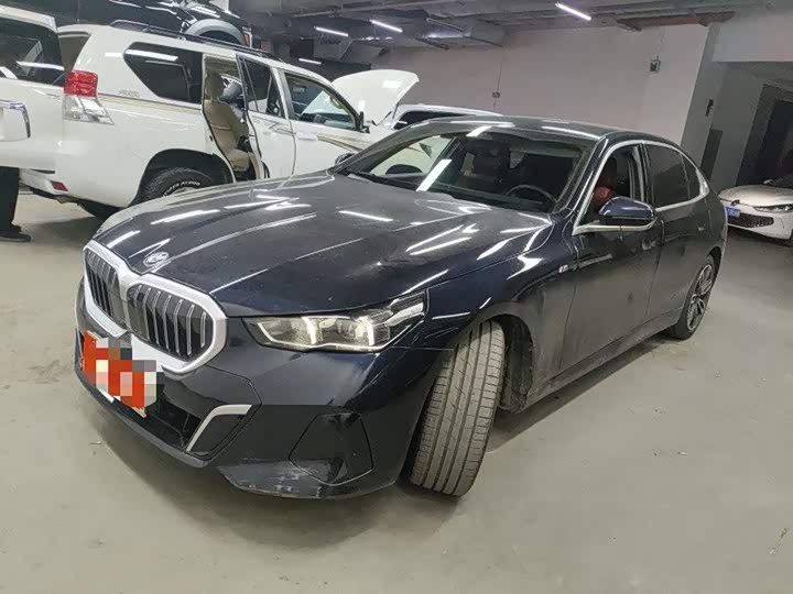 5 Series 2025 530Li Leading M Sport Package