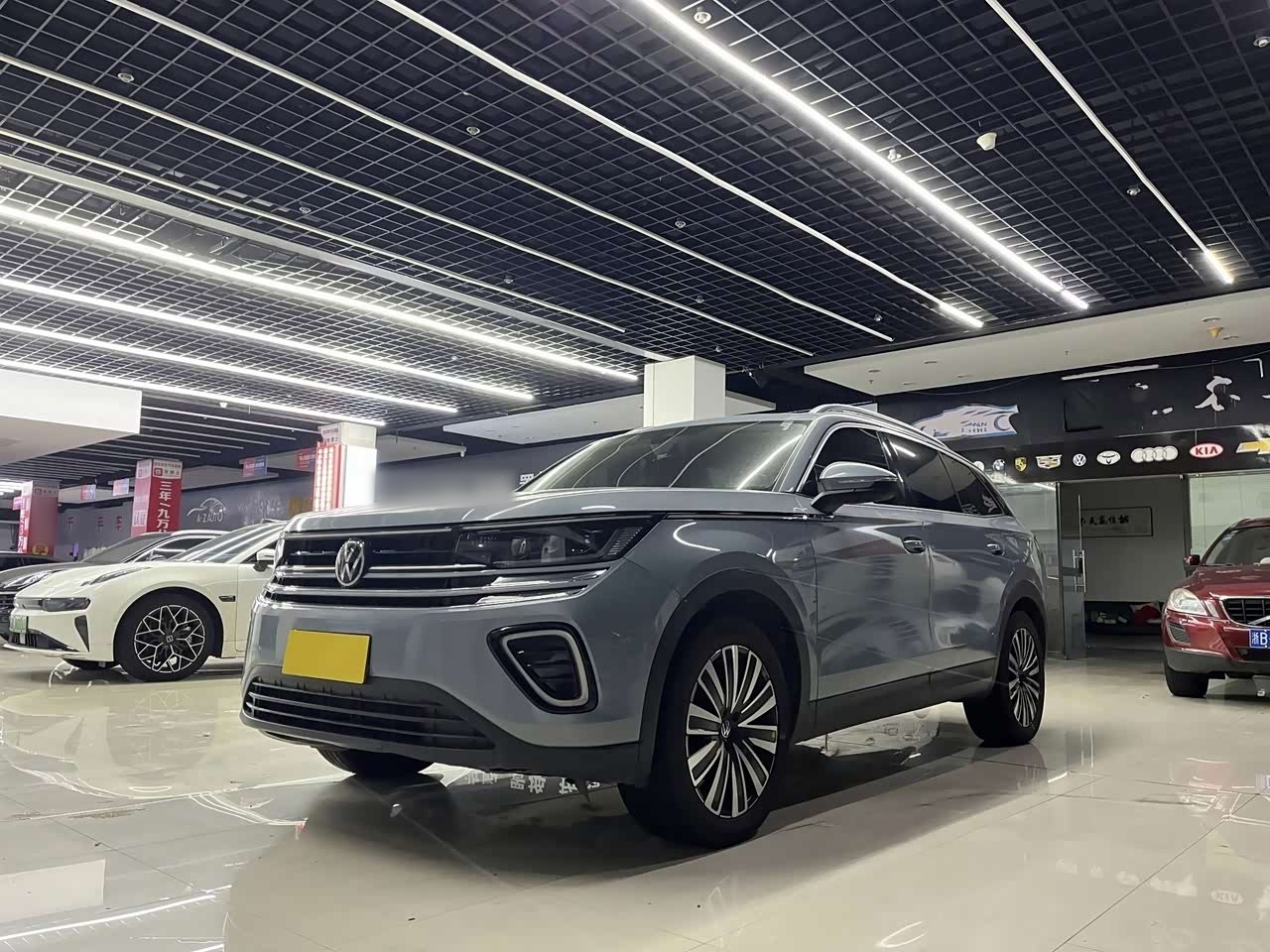 2023 330TSI Luxury
