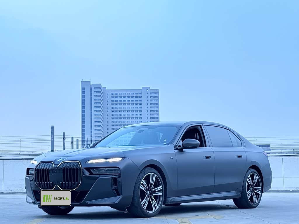 7 Series 2016 740Li Leading
