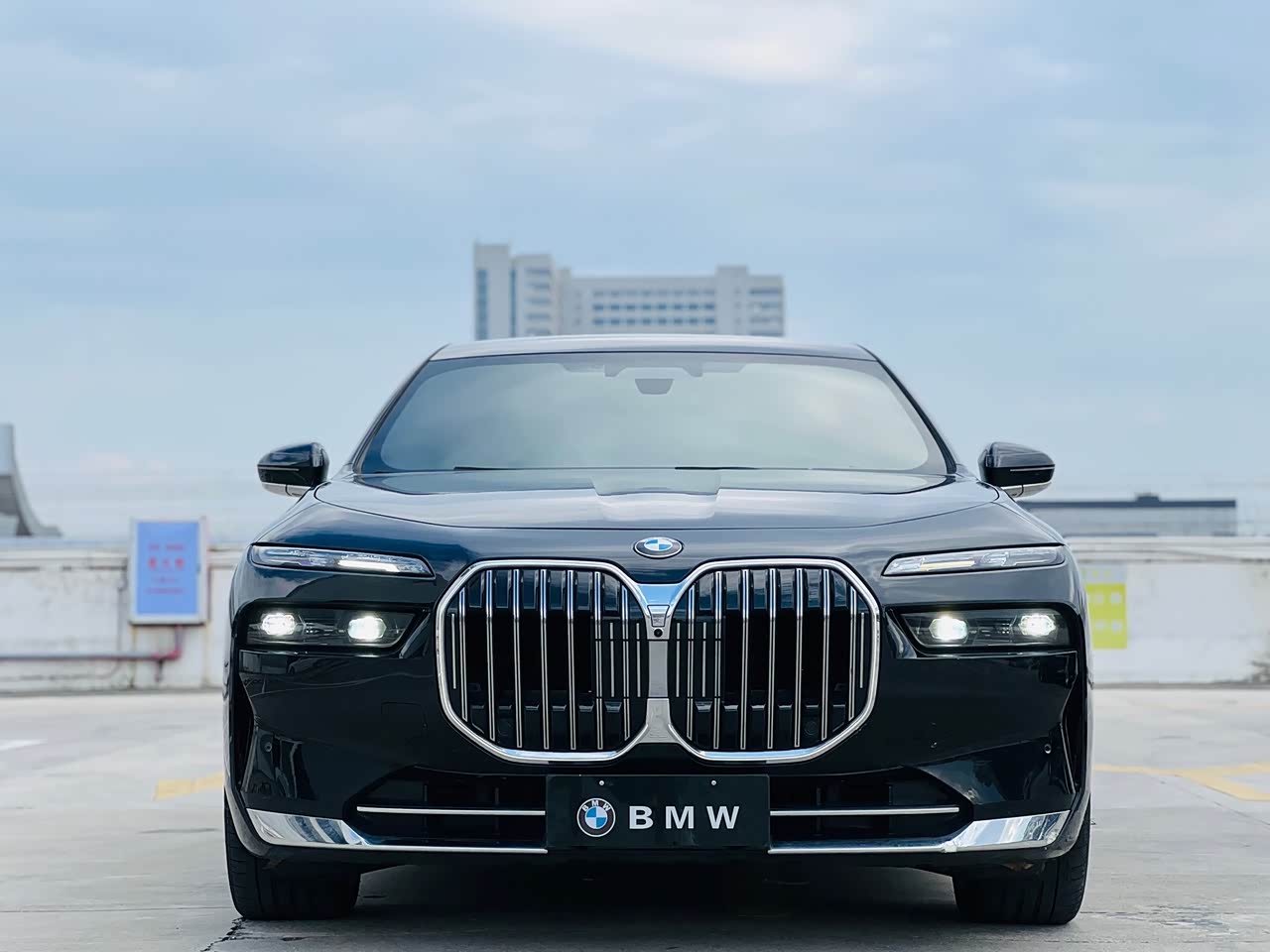 7 Series 2017 730Li Leading