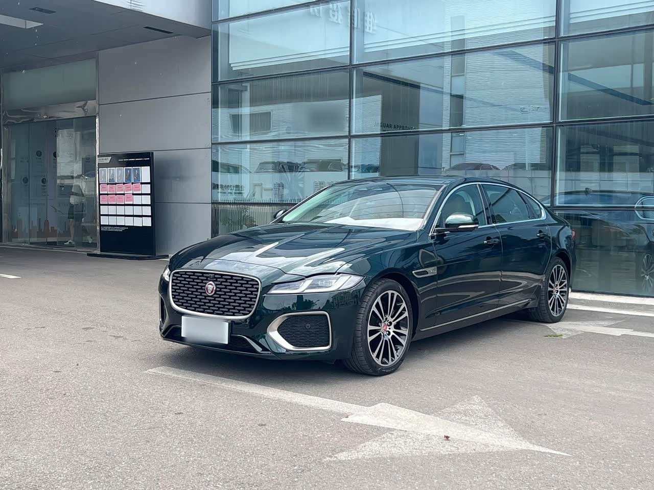 XFL 2025 2.0T P250 RWD Exclusive Luxury