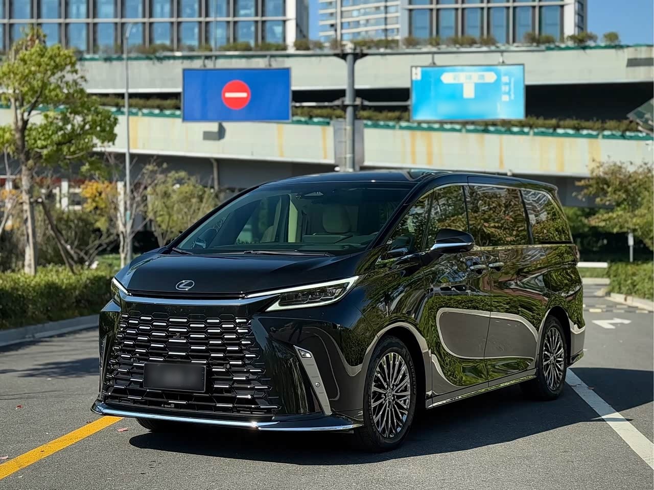 LexusLM 2023 500h 6-Seater Distinguished