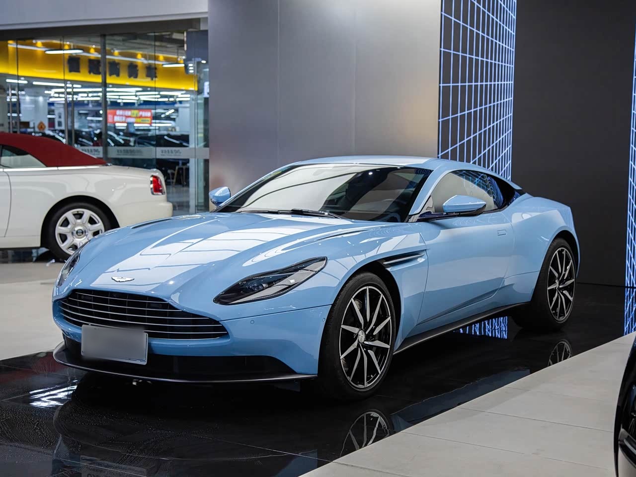DB11 2019 4.0T V8 Coupe