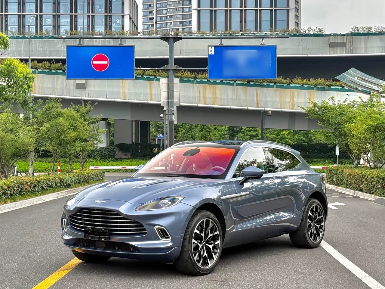 DBX 2021 4.0T V8