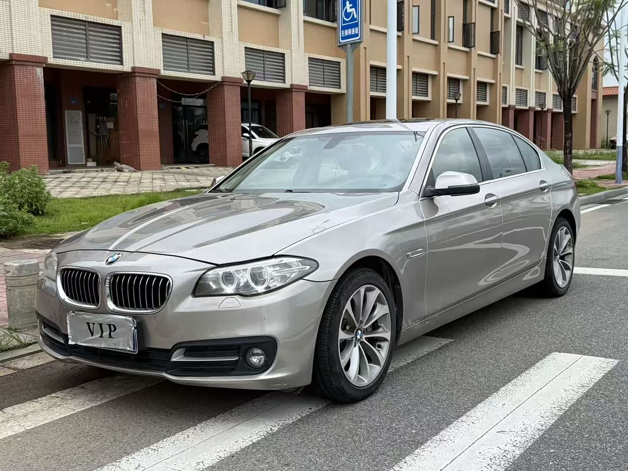 BMW5 Series 2014 528Li Leading