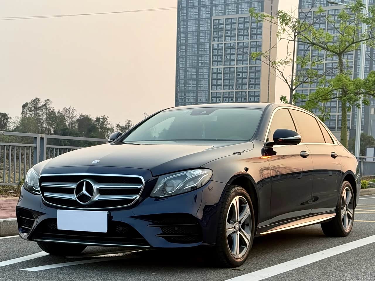 Mercedes-BenzE-Class 2016 E 200 L Sport