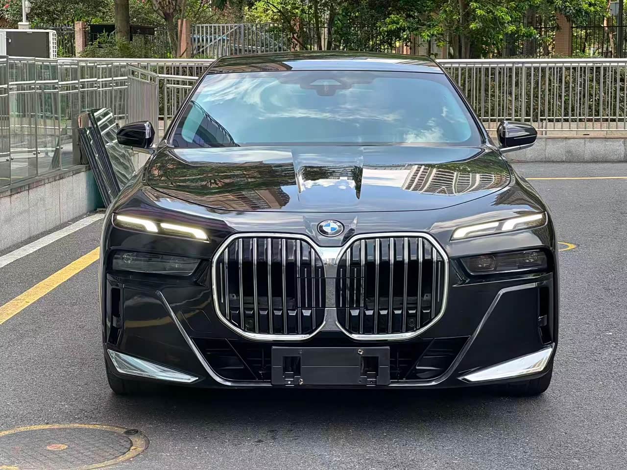 BMW7 Series 2023 735Li M Sport Package