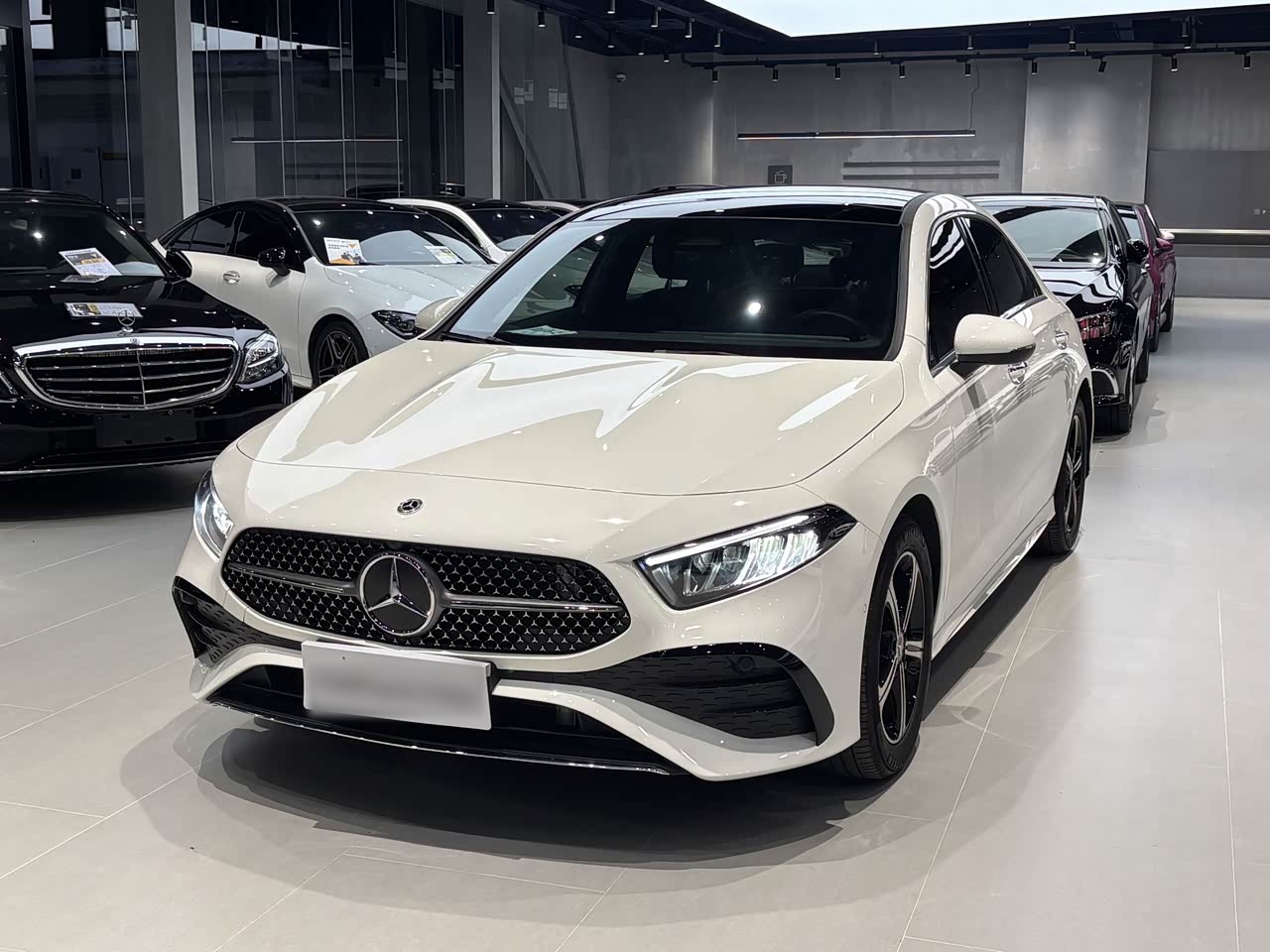Mercedes-BenzA-Class 2025 A 200 L Fashion