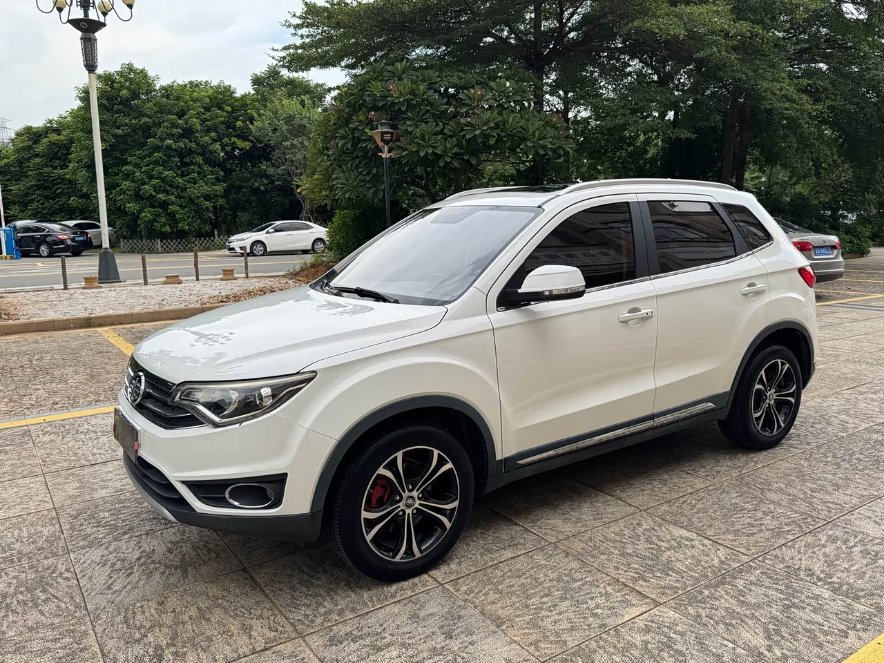R7 2016 1.6L AT Premium