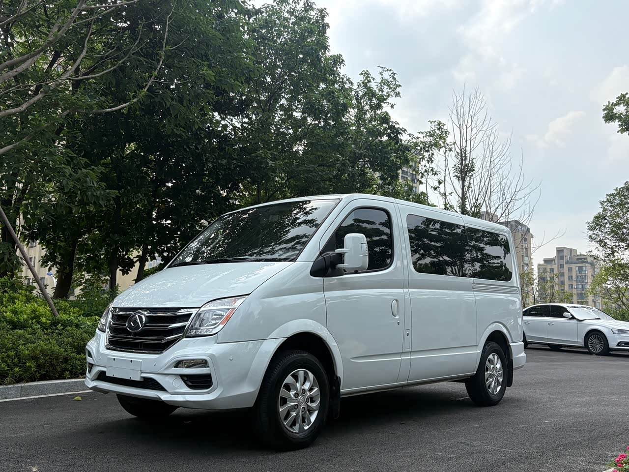 V80 2021 2.0T PLUS AMT Short Wheelbase 5/6-Seater