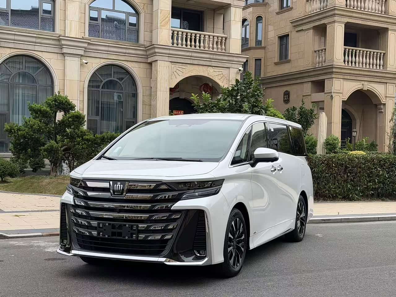 2024 Crown Hybrid 2.5L Supreme