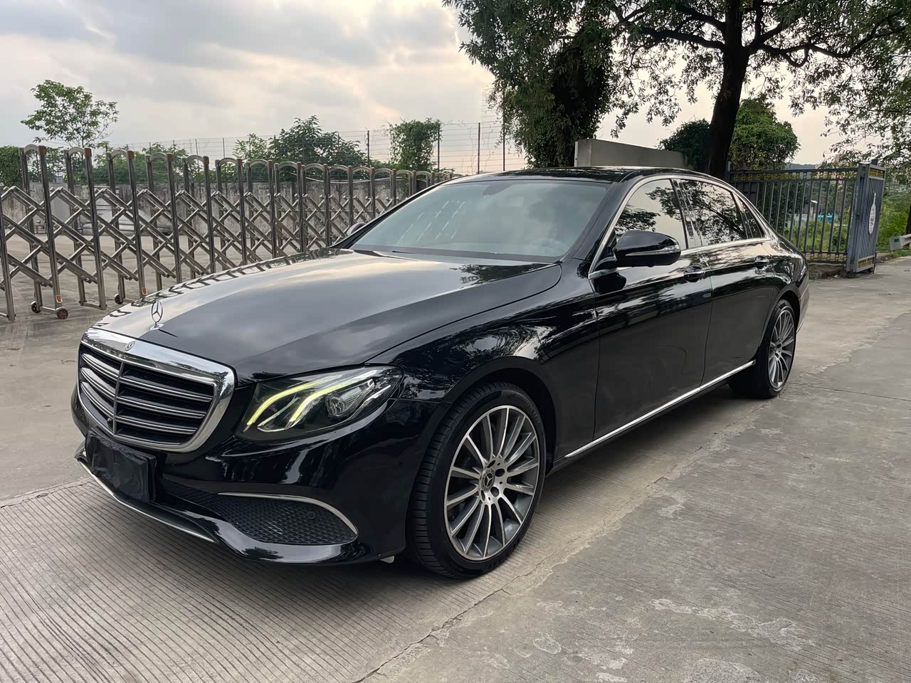 Mercedes-BenzE-Class 2018 E 300 L Luxury