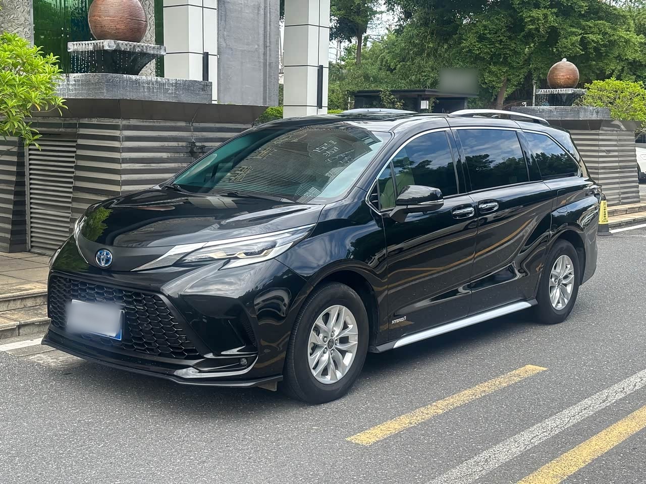 Granvia 2023 2.5L Hybrid Premium PLUS