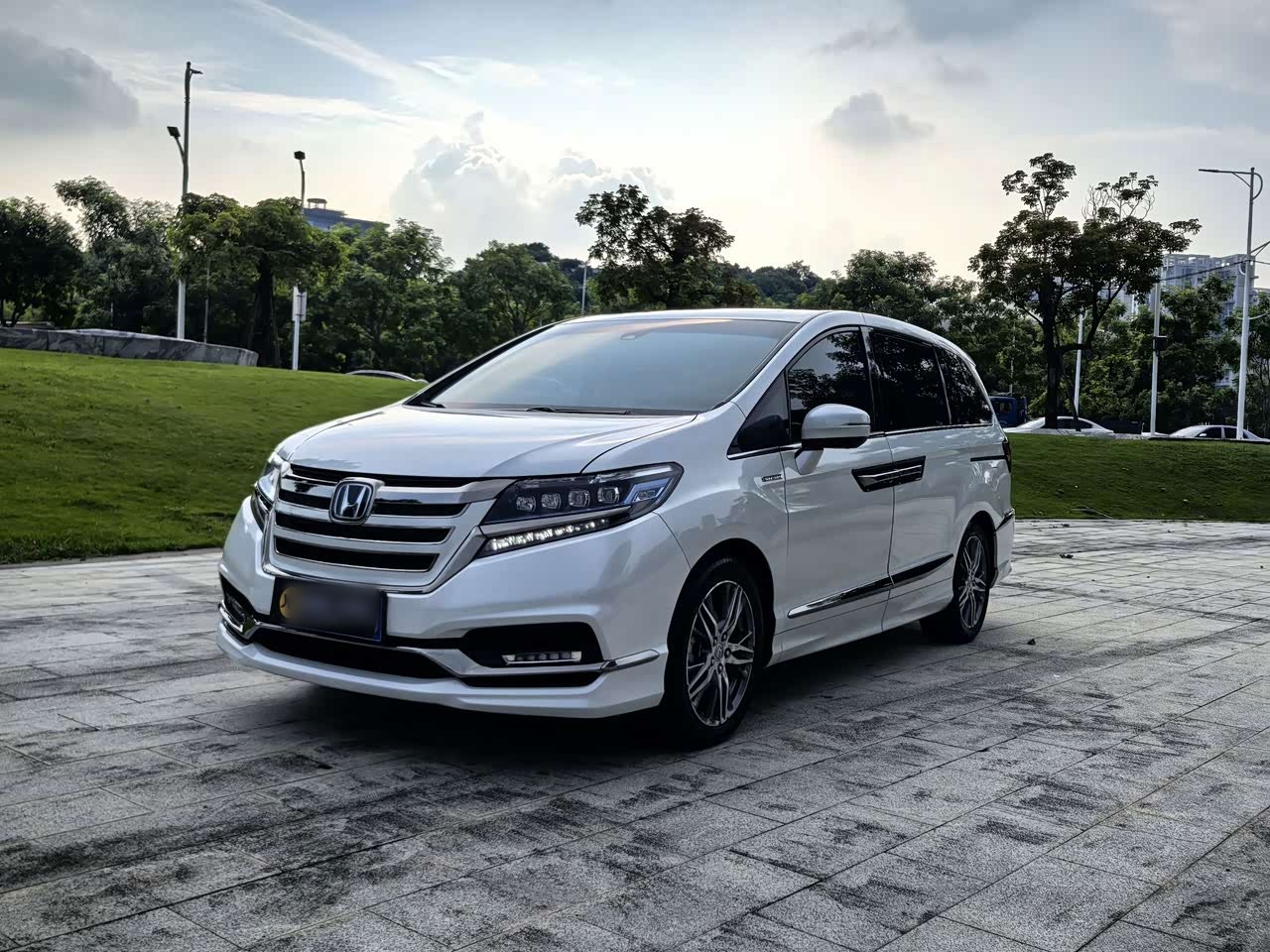 Elysion 2019 2.0L Hybrid Luxury