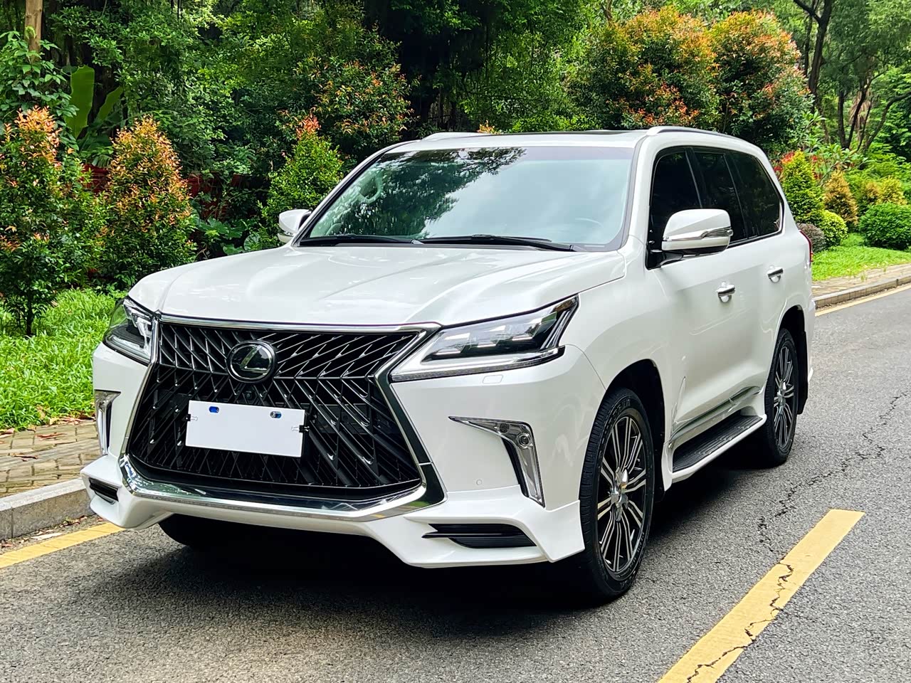 LexusLX 2020 570