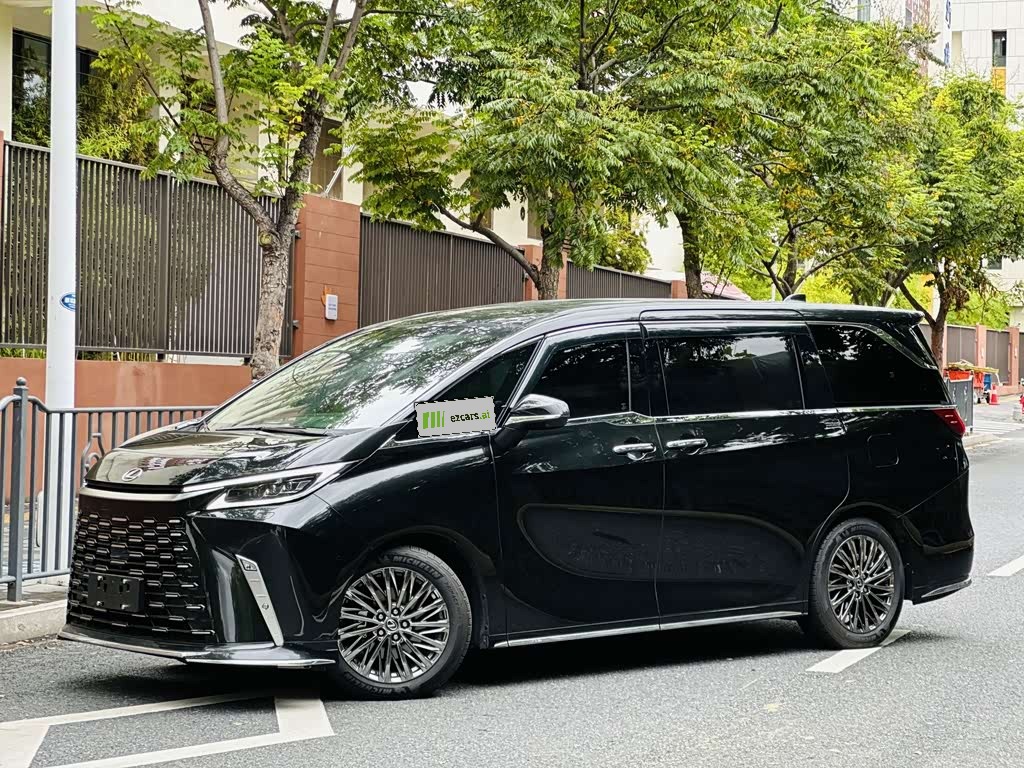 LexusLM 2023 500h 4-Seater Royal