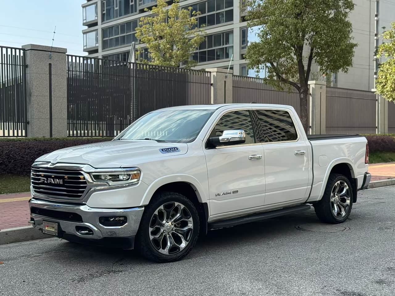 RAM Trucks 2023 5.7L AT