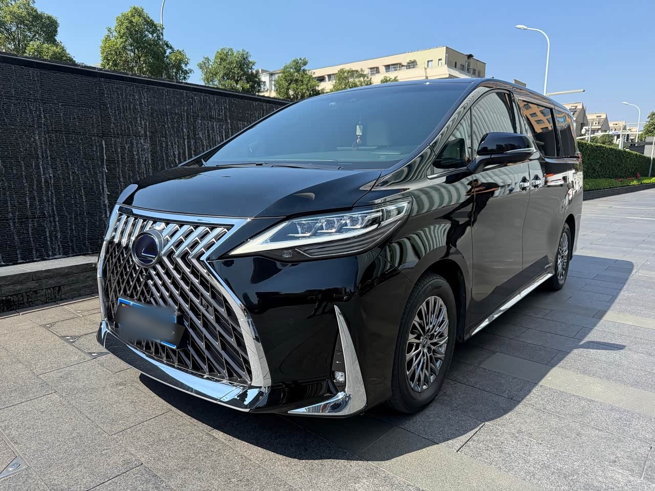 LM 2020 300h 4-Seater Royal