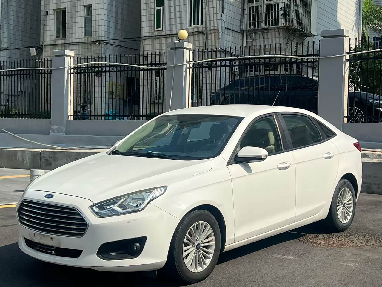 Escort 2017 1.5L AT Comfort