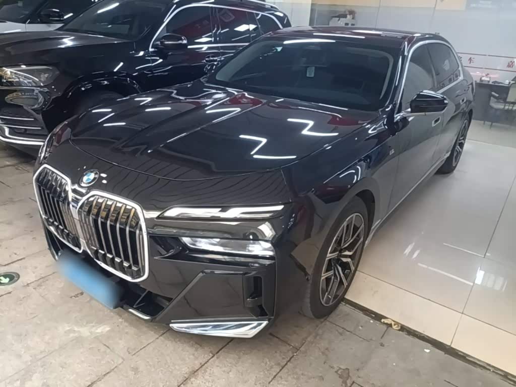 7 Series 2023 735Li M Sport Package