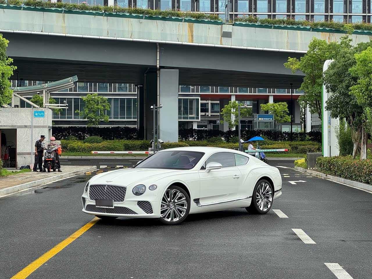 2022 4.0T GT V8 Mulliner
