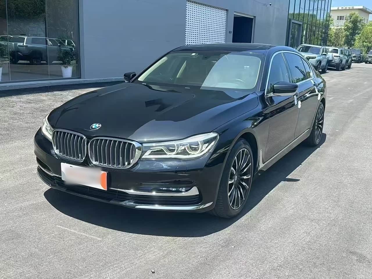 7 Series 2016 740Li Leading