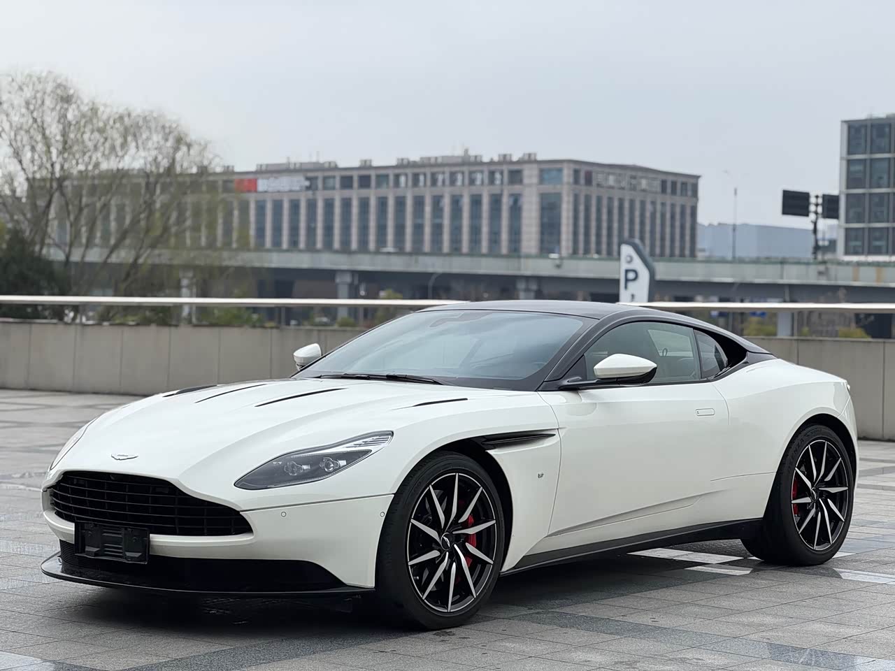 DB11 2016 5.2T Launch Edition