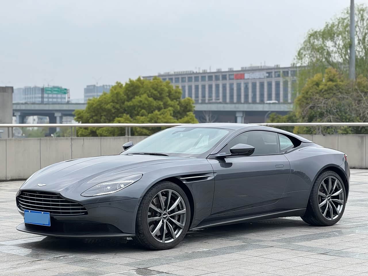DB11 2019 4.0T V8 Coupe