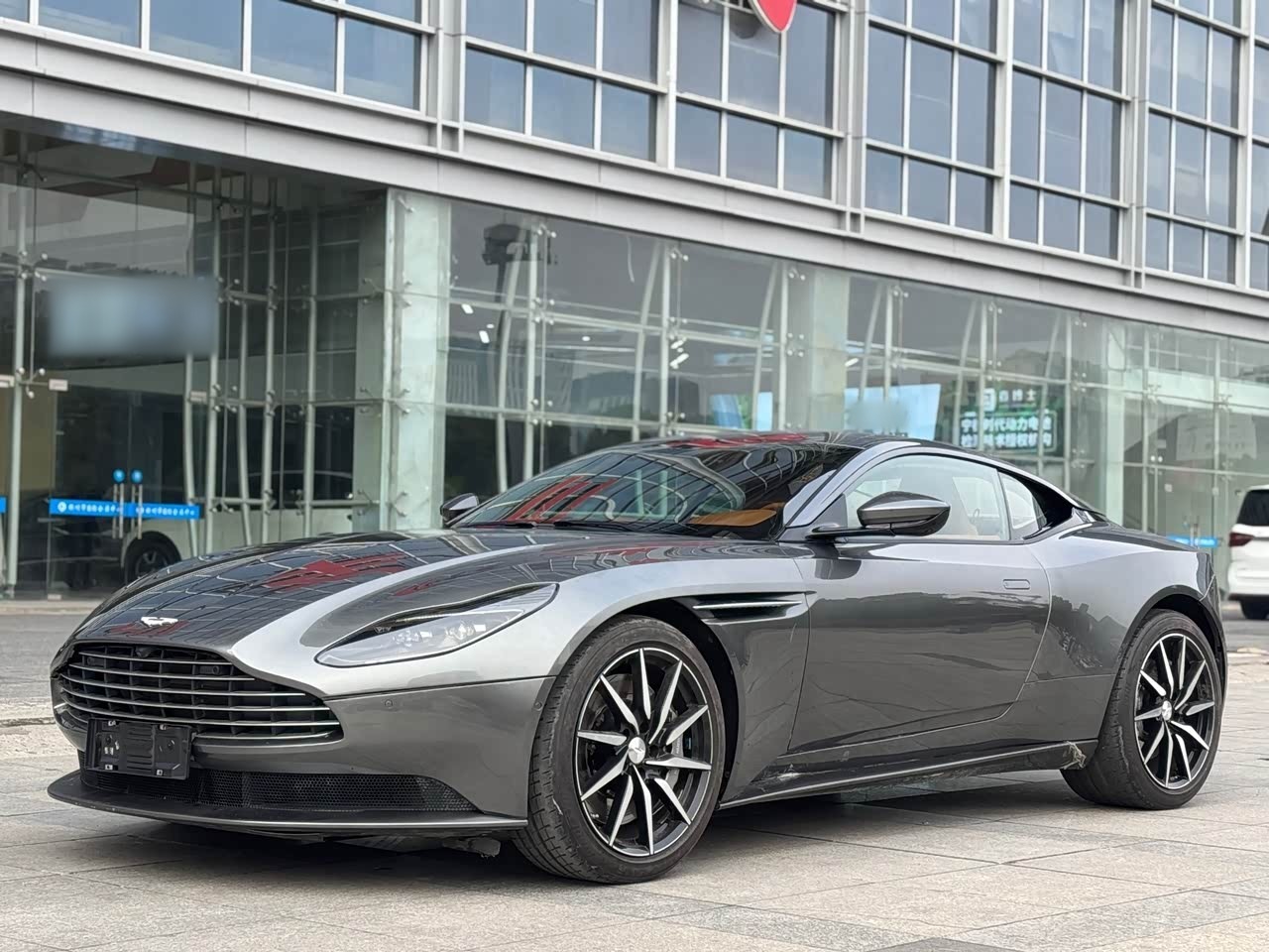 DB11 2019 4.0T V8 Coupe