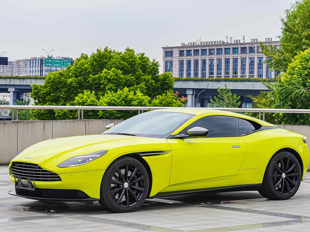 DB11 2019 4.0T V8 Coupe
