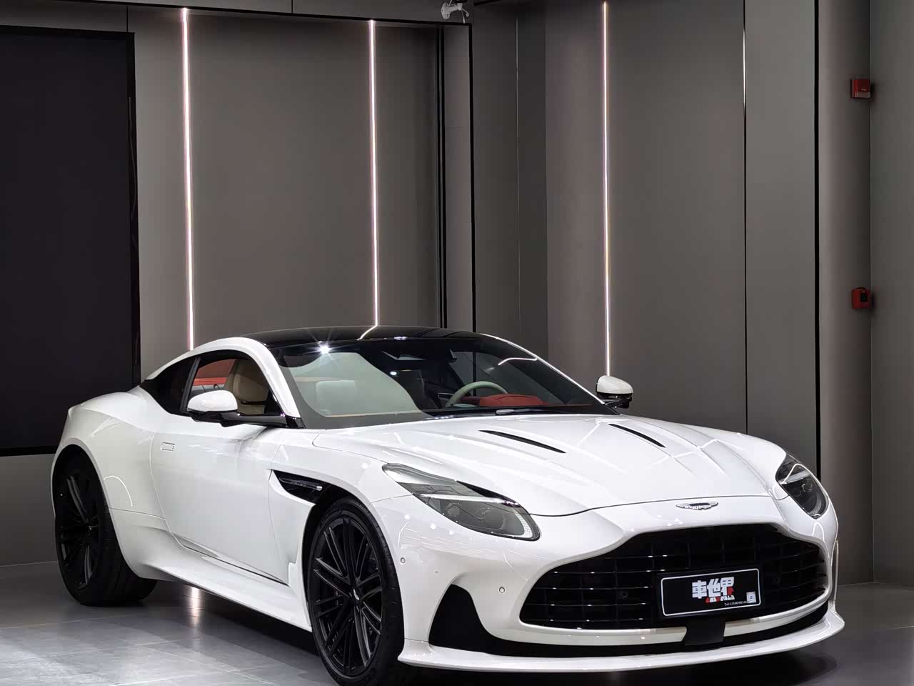 DB12 2025 4.0T V8 Coupe