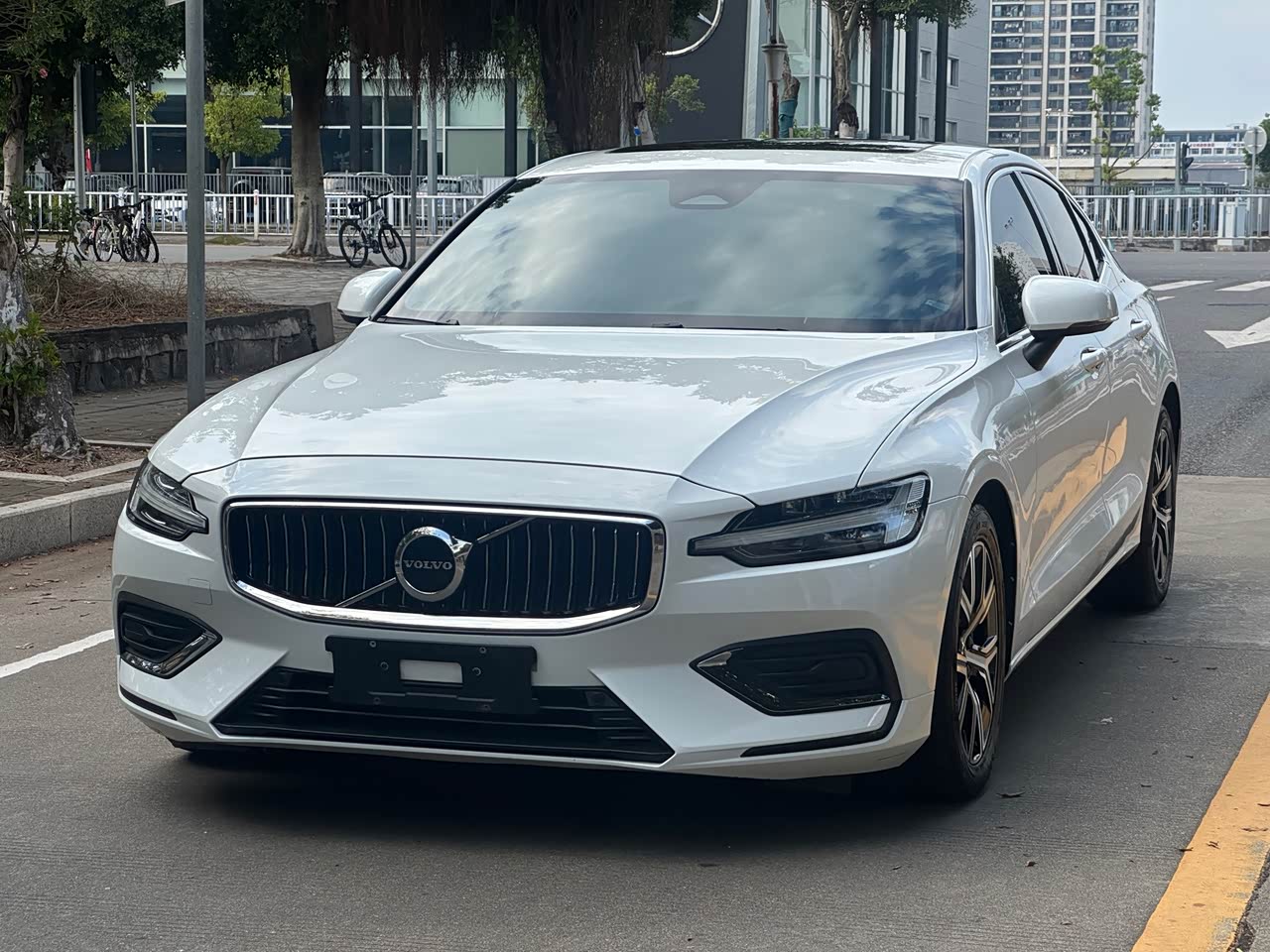 S60 2023 B4 Luxury