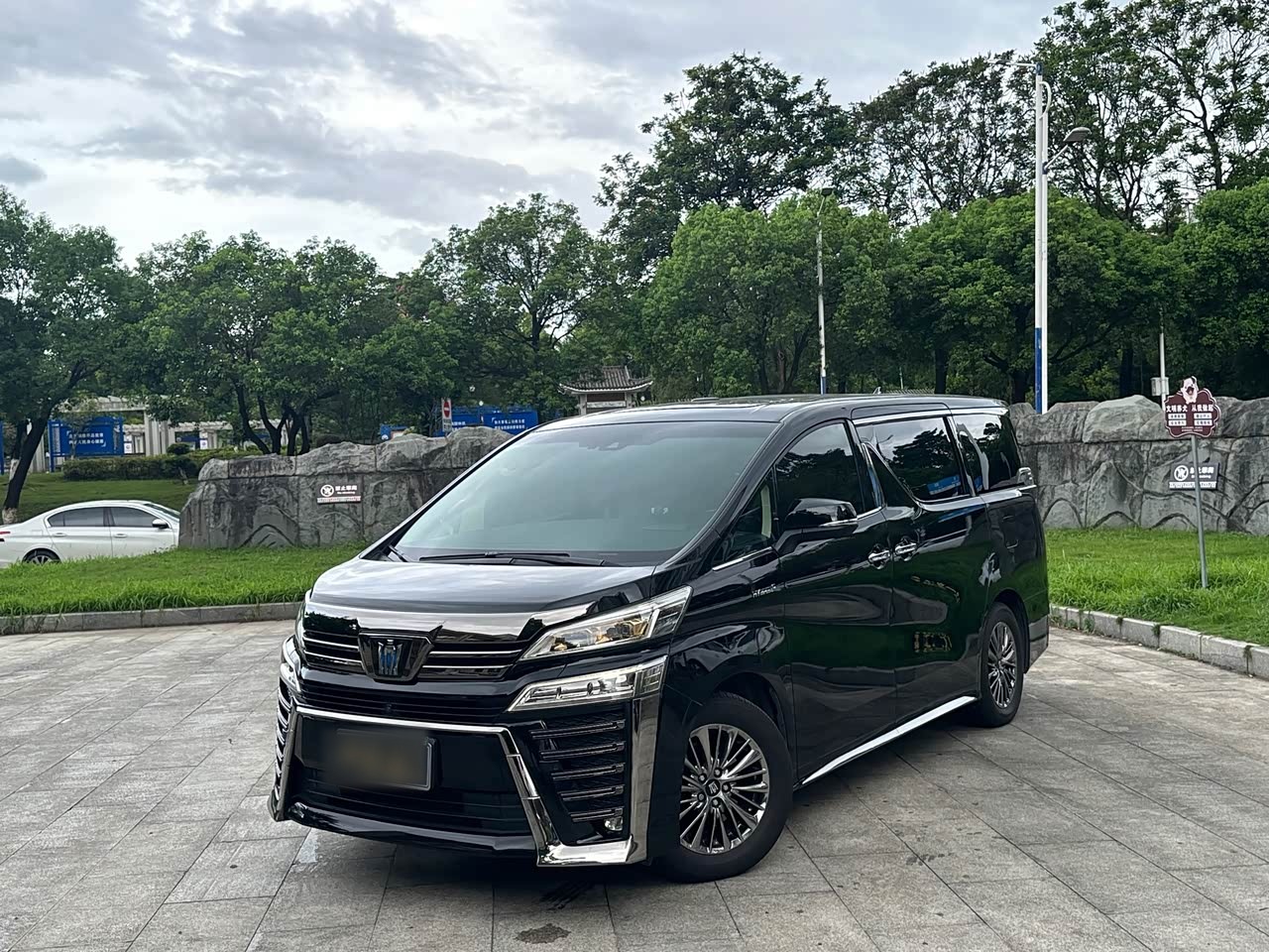 2023 Crown Hybrid 2.5L HV Supreme