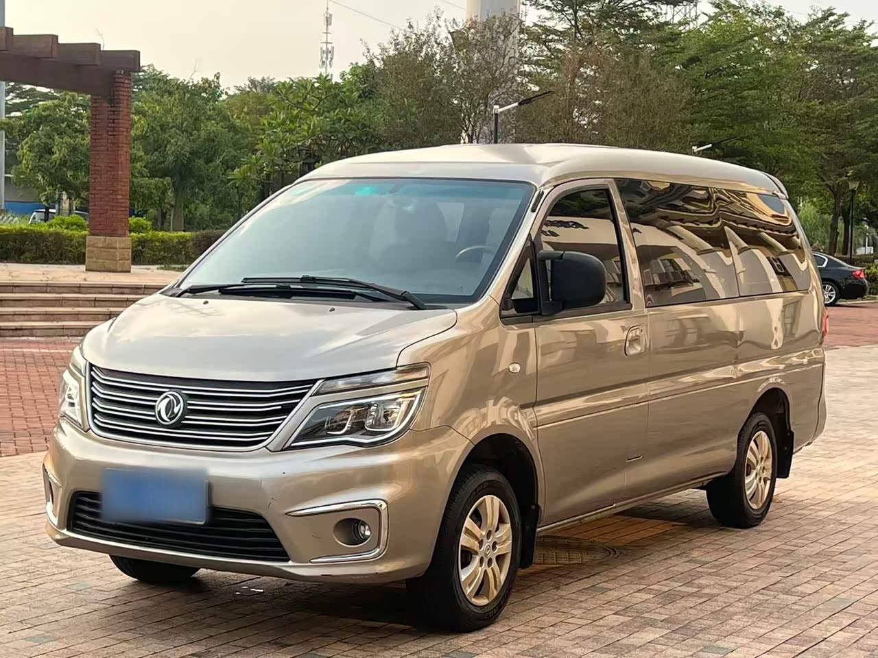 Lingzhi 2018 M5L 2.0L 7-Seater Comfort