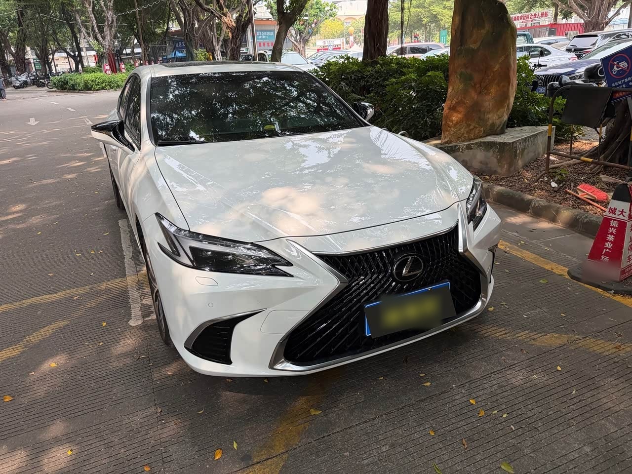 ES 2025 200 Exclusive