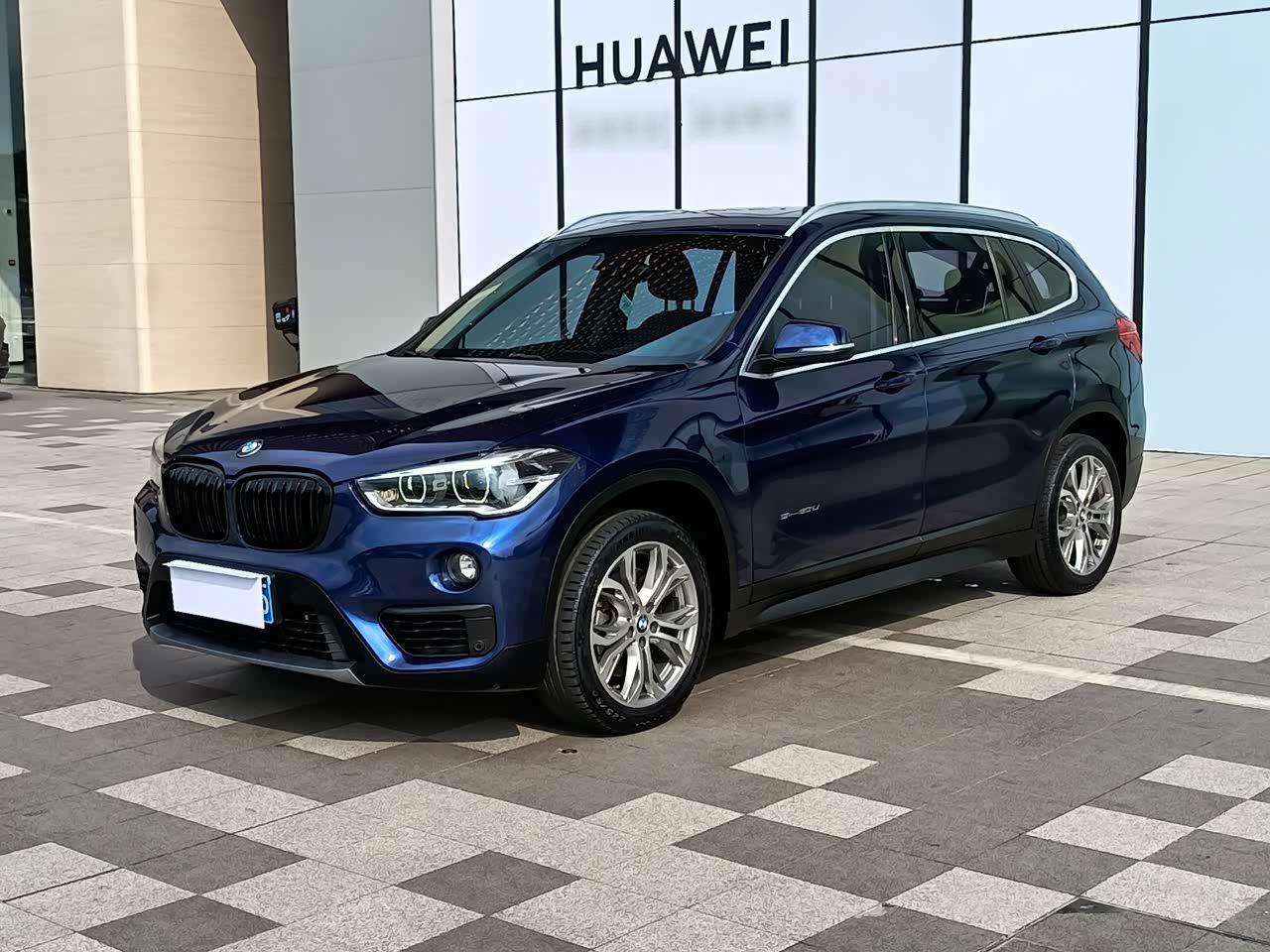 X1 2018 sDrive20Li Leading