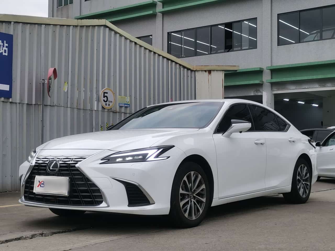 ES 2025 200 Exclusive