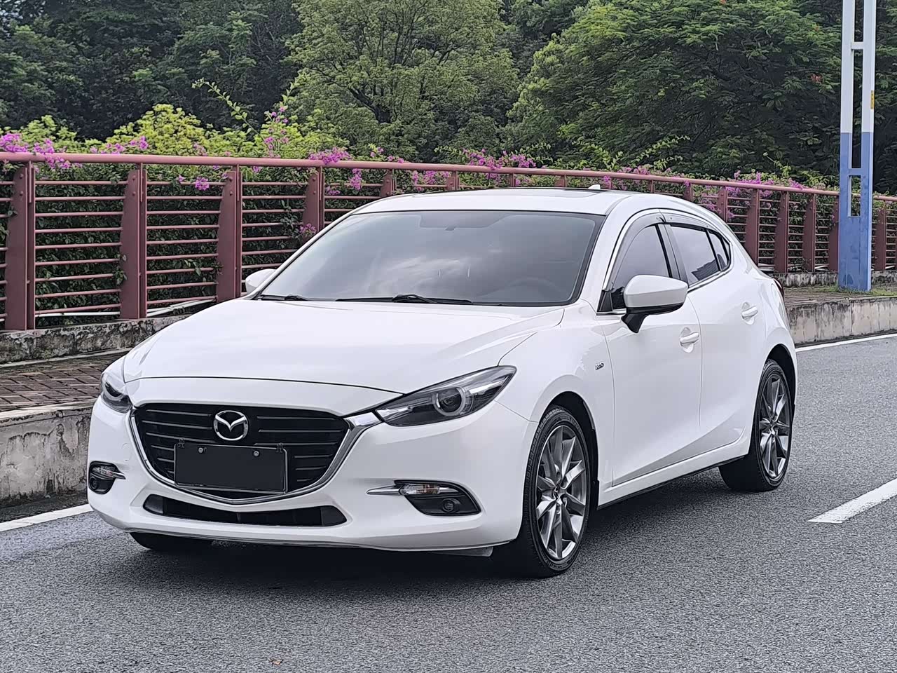 3 Axela 2017 Hatchback 2.0L AT Luxury China V